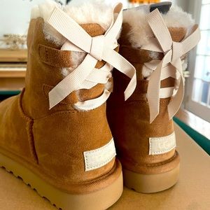 NWT BAILEY BOW Beige ! So pretty